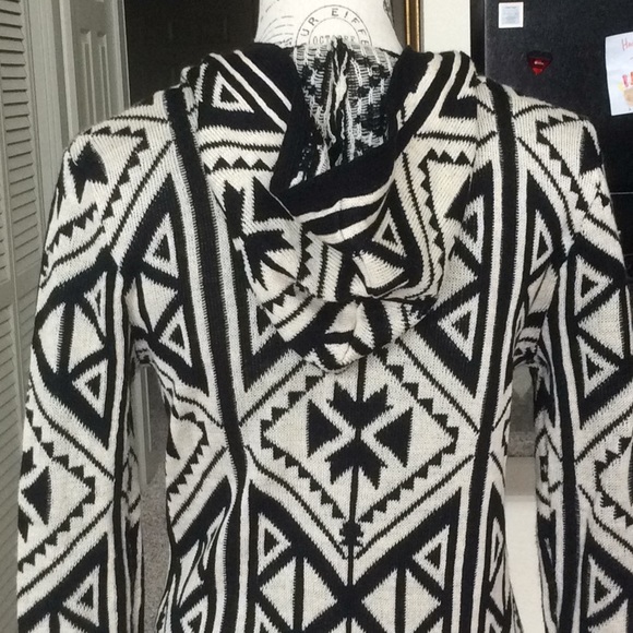 🌺 Sweater Jacket 🌺 - Picture 5 of 6